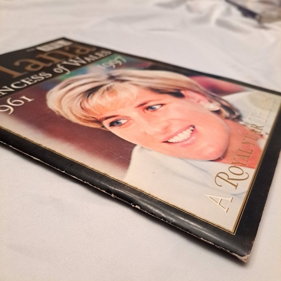 Diana Princess of wales A Royal Year Tribute 1961 1997 Vintage Magazine - Picture 3 of 11